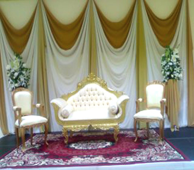 FRILL BACKDROP WITH TWO SEATER