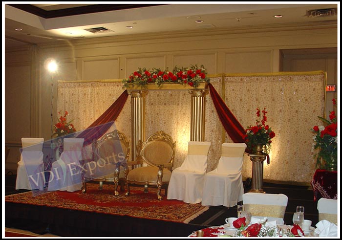 EMBROIDERED BACKDROP WITH PILLARS