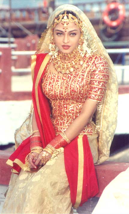 INDIAN ACTRESS AISHWARYA BRIDAL DRESS